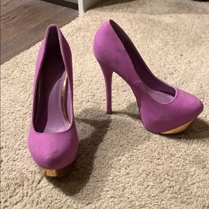 Shoe Dazzle purple heels with gold base accent